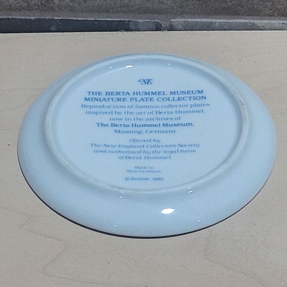Schmid Berta Sad Girl Hummel Museum Miniature Plate Collection 1982 - Picture 8 of 10